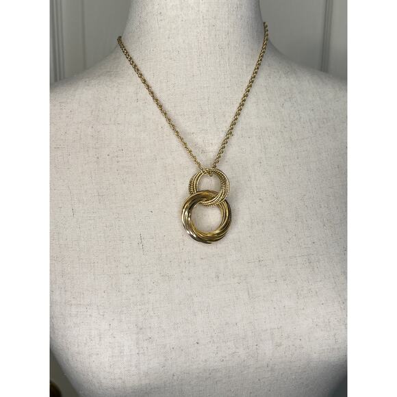 Liz Claiborne Textured Interlocking Rings Gold Tone Necklace 16 to 18 inch - Picture 1 of 9
